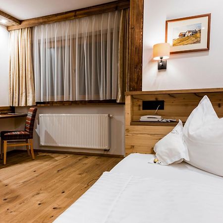 Garni Hotel Rosengarten B&B セルヴァ・ディ・ヴァル・ガルデーナ エクステリア 写真
