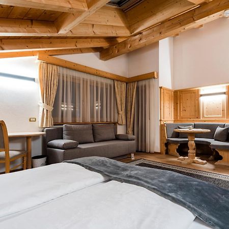 Garni Hotel Rosengarten B&B セルヴァ・ディ・ヴァル・ガルデーナ エクステリア 写真