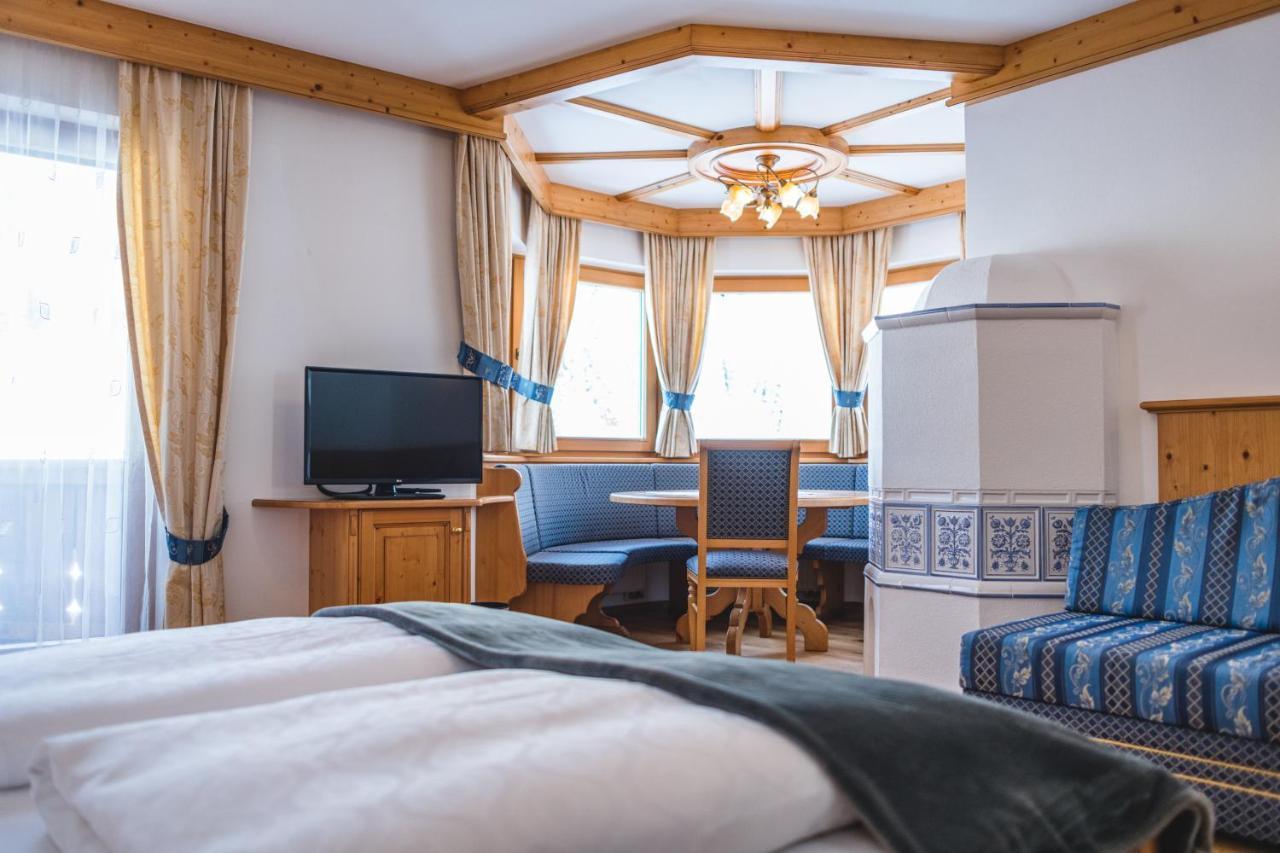 Garni Hotel Rosengarten B&B セルヴァ・ディ・ヴァル・ガルデーナ エクステリア 写真