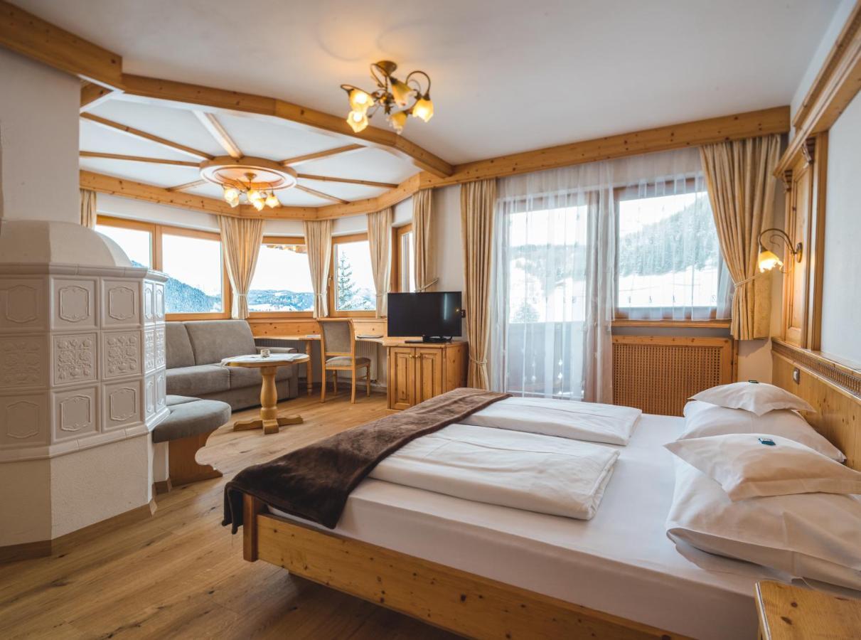 Garni Hotel Rosengarten B&B セルヴァ・ディ・ヴァル・ガルデーナ エクステリア 写真