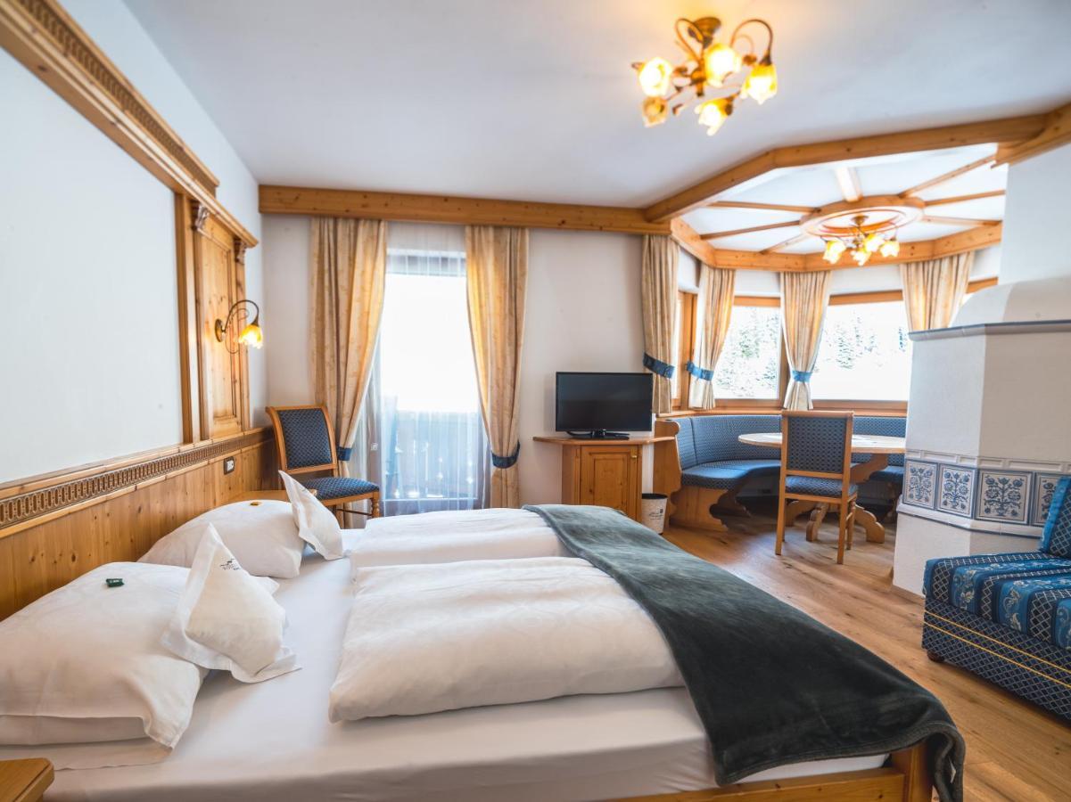 Garni Hotel Rosengarten B&B セルヴァ・ディ・ヴァル・ガルデーナ エクステリア 写真