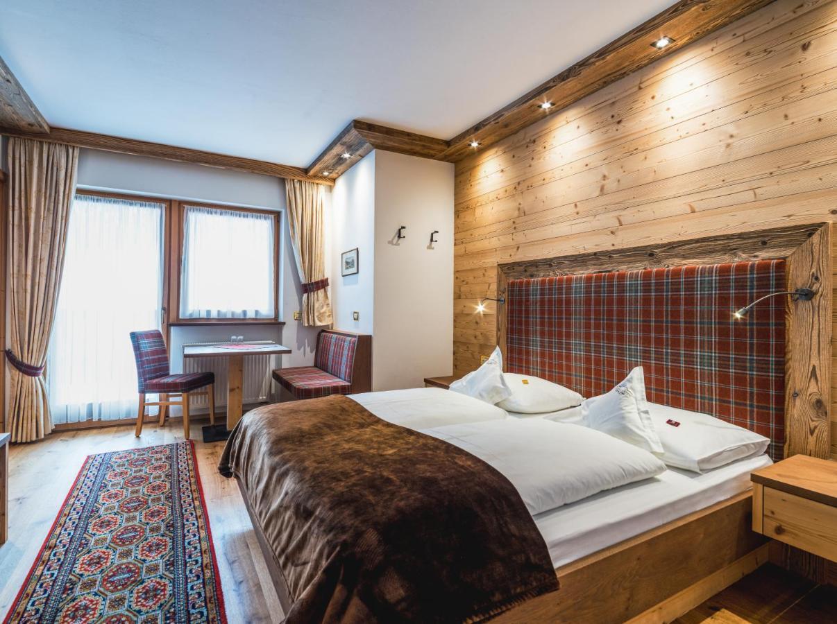 Garni Hotel Rosengarten B&B セルヴァ・ディ・ヴァル・ガルデーナ エクステリア 写真