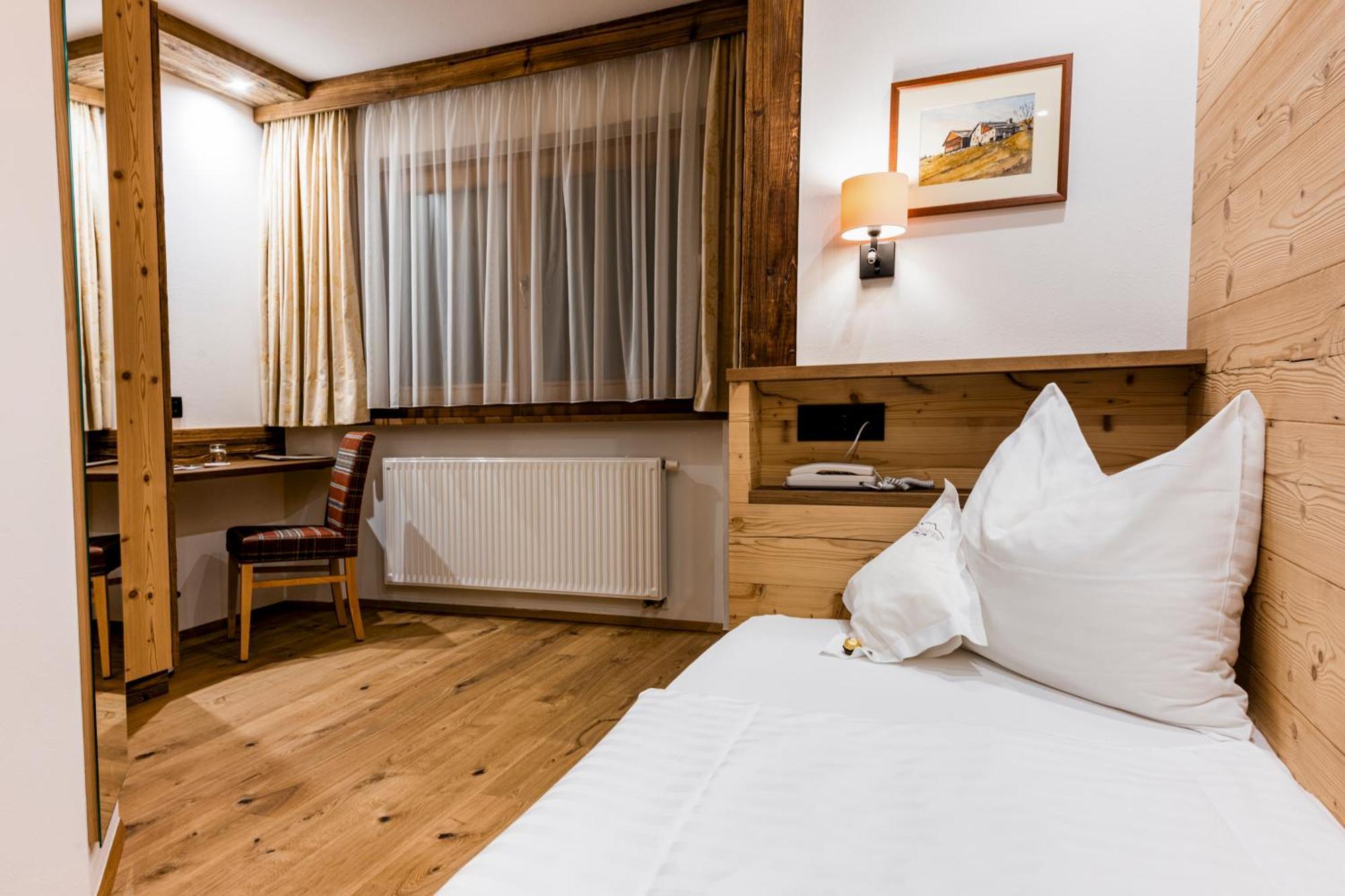 Garni Hotel Rosengarten B&B セルヴァ・ディ・ヴァル・ガルデーナ エクステリア 写真