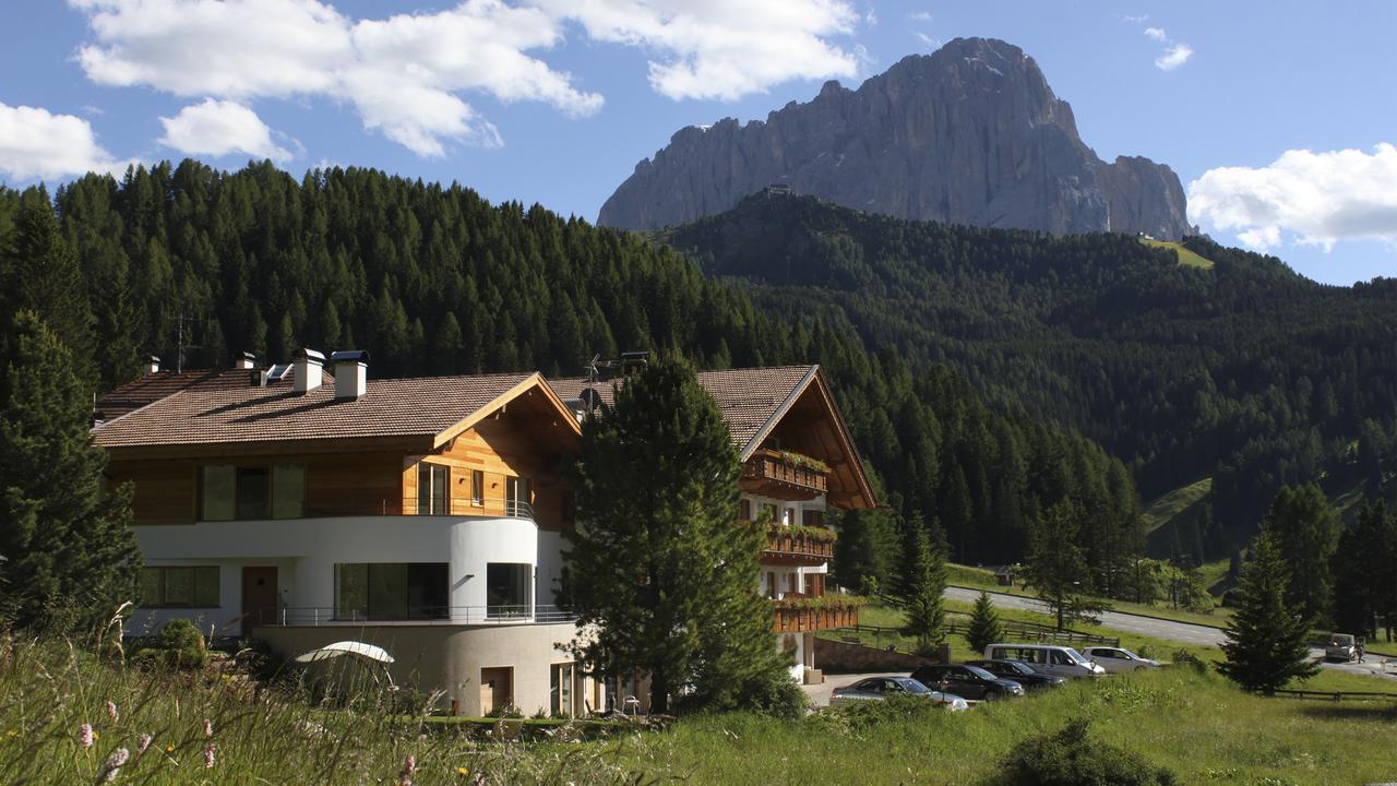 Garni Hotel Rosengarten B&B セルヴァ・ディ・ヴァル・ガルデーナ エクステリア 写真